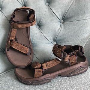 EUC Teva Mens size 10 sandals